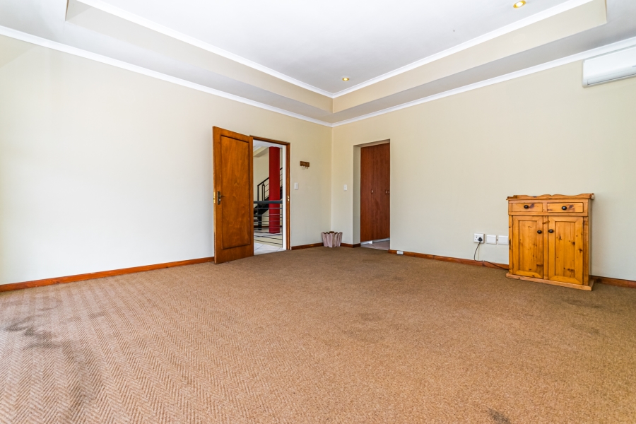 6 Bedroom Property for Sale in Zwartkop Gauteng