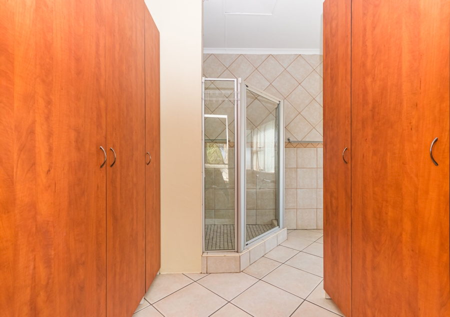 6 Bedroom Property for Sale in Zwartkop Gauteng