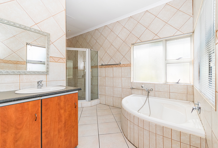 6 Bedroom Property for Sale in Zwartkop Gauteng