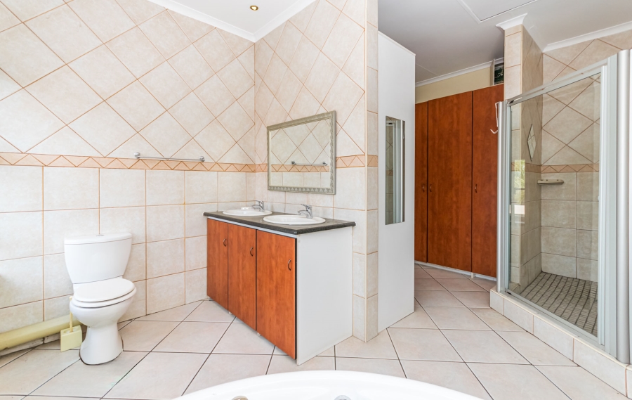 6 Bedroom Property for Sale in Zwartkop Gauteng