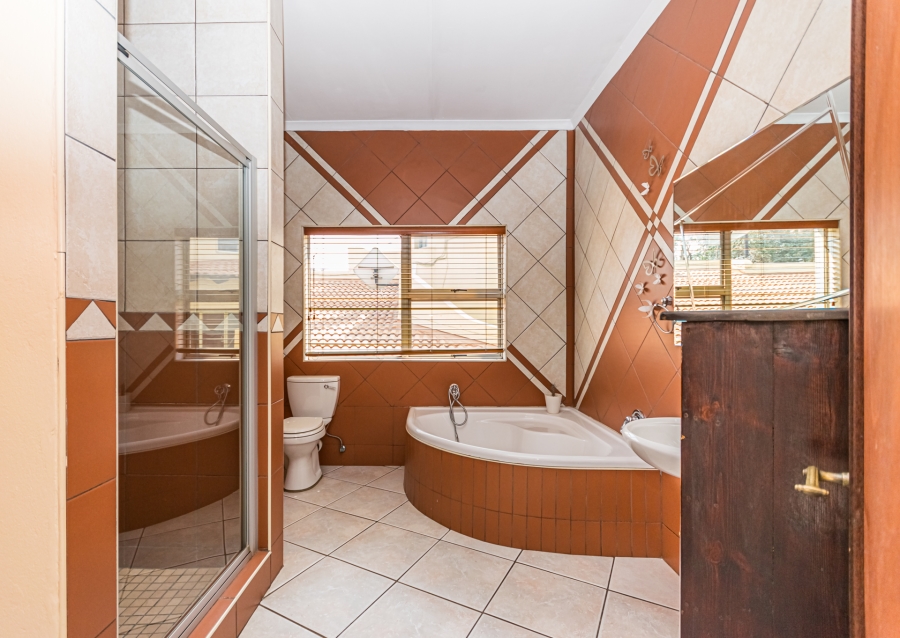 6 Bedroom Property for Sale in Zwartkop Gauteng