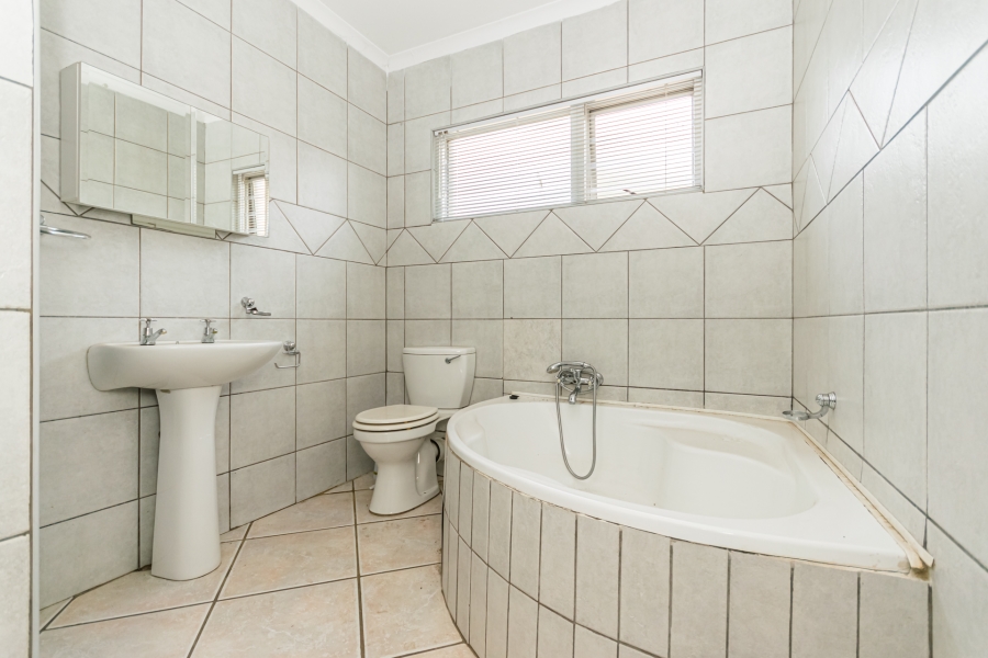 6 Bedroom Property for Sale in Zwartkop Gauteng