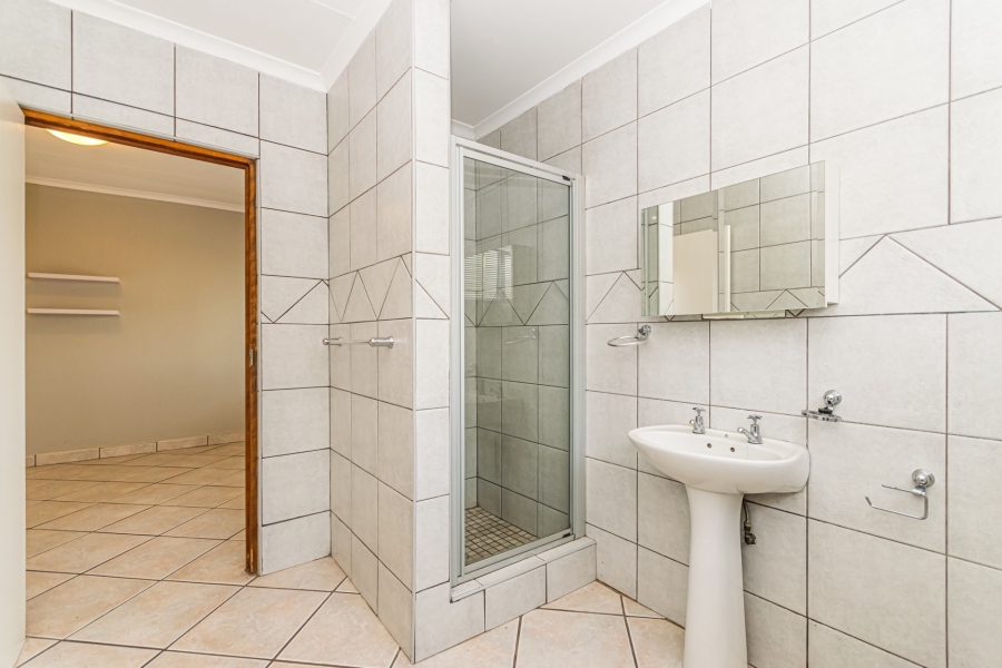 6 Bedroom Property for Sale in Zwartkop Gauteng