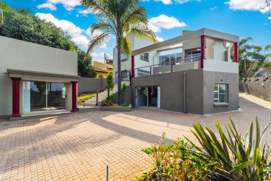 6 Bedroom Property for Sale in Zwartkop Gauteng