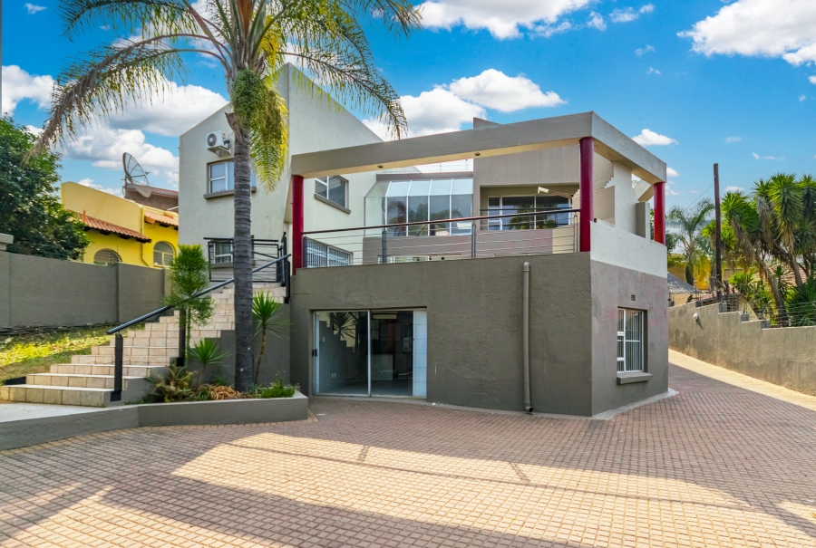 6 Bedroom Property for Sale in Zwartkop Gauteng