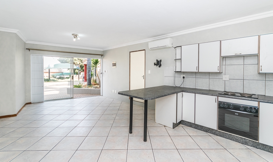 6 Bedroom Property for Sale in Zwartkop Gauteng