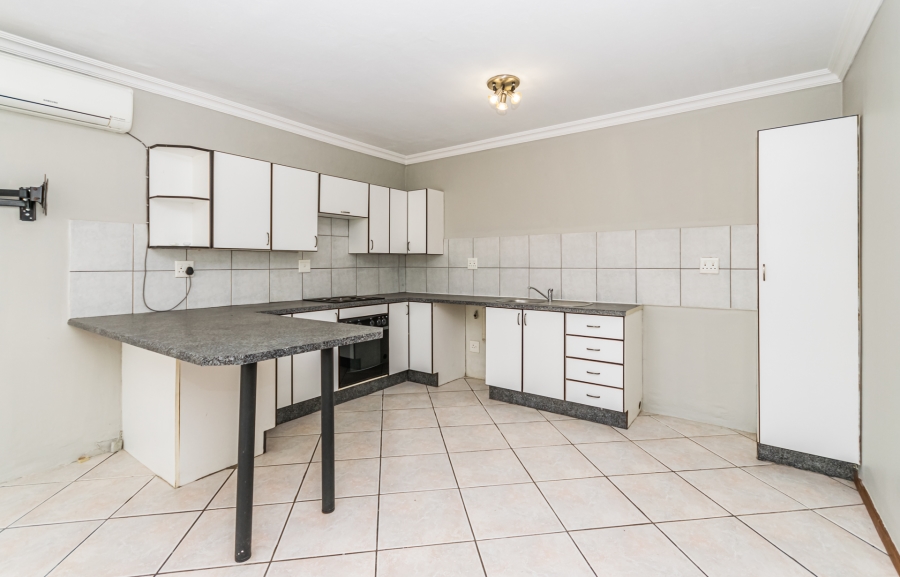 6 Bedroom Property for Sale in Zwartkop Gauteng