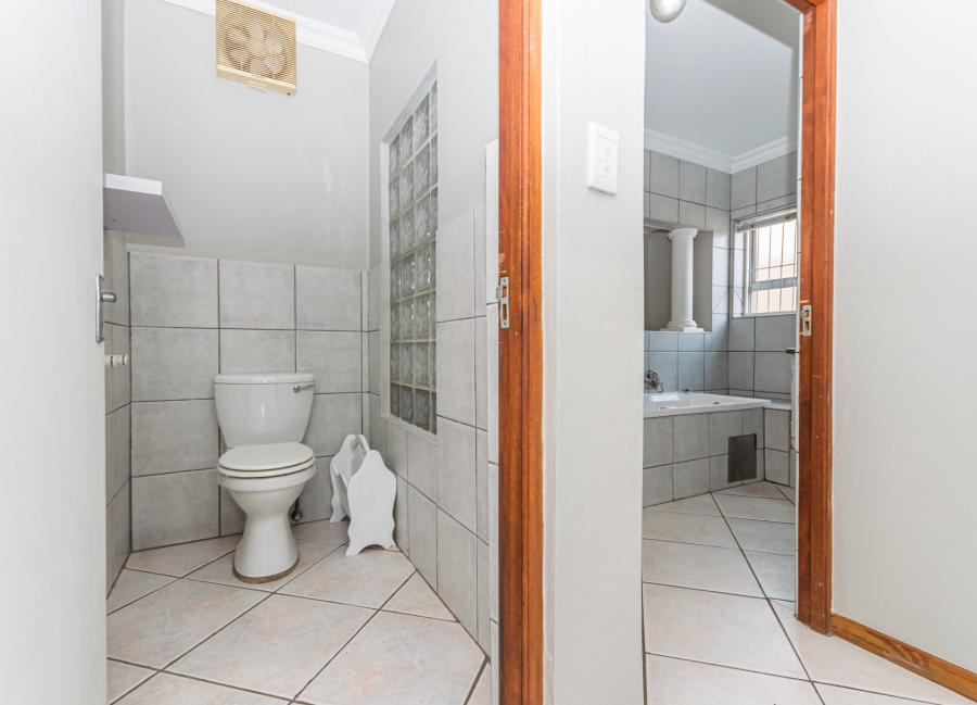 6 Bedroom Property for Sale in Zwartkop Gauteng