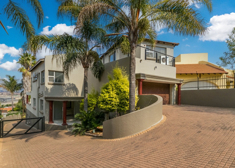 6 Bedroom Property for Sale in Zwartkop Gauteng