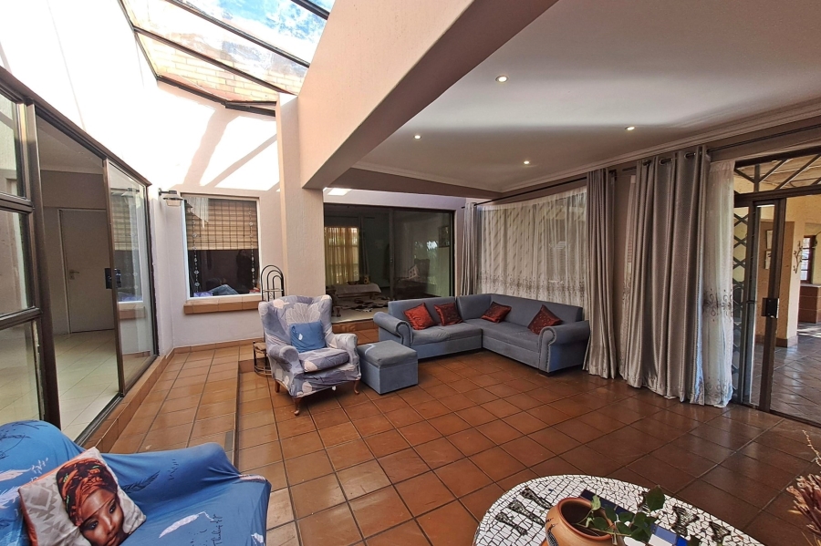 5 Bedroom Property for Sale in Rooihuiskraal Gauteng