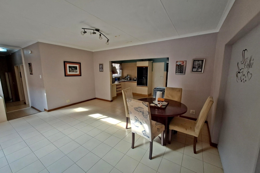 5 Bedroom Property for Sale in Rooihuiskraal Gauteng