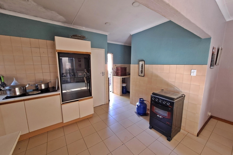 5 Bedroom Property for Sale in Rooihuiskraal Gauteng