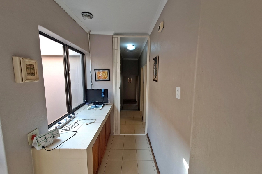 5 Bedroom Property for Sale in Rooihuiskraal Gauteng