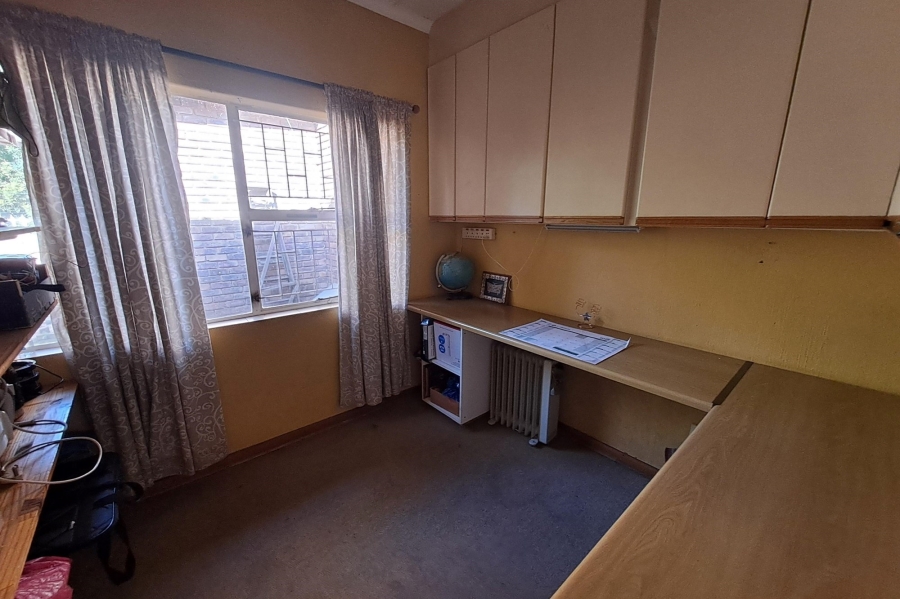 5 Bedroom Property for Sale in Rooihuiskraal Gauteng