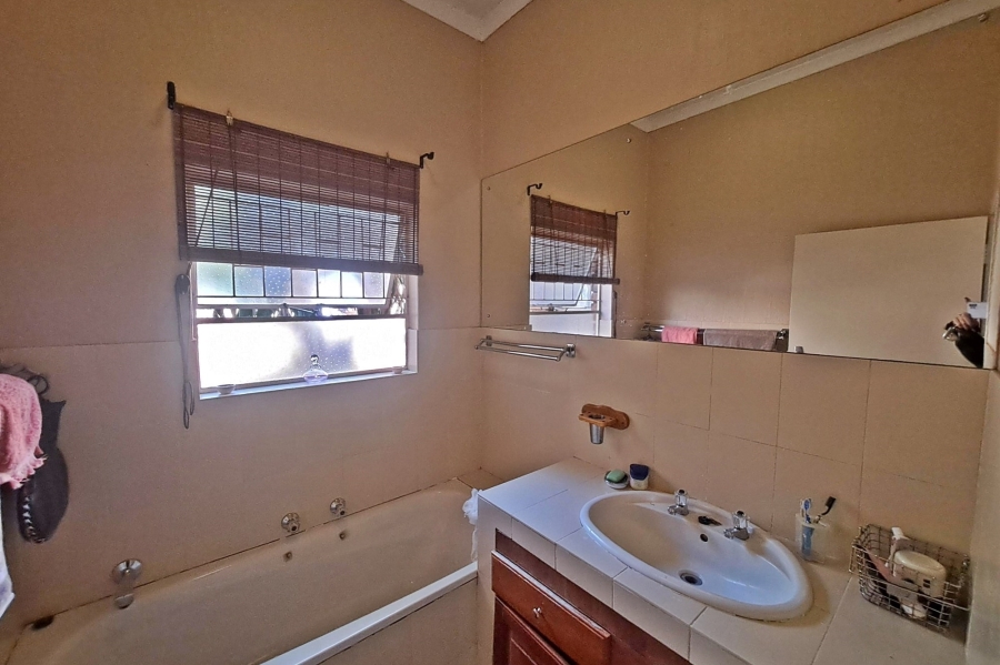 5 Bedroom Property for Sale in Rooihuiskraal Gauteng