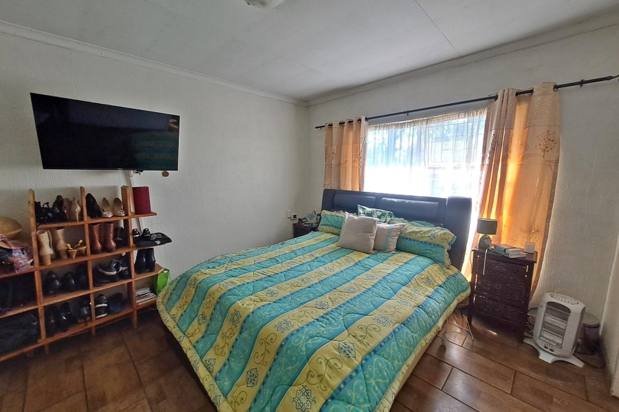 5 Bedroom Property for Sale in Rooihuiskraal Gauteng