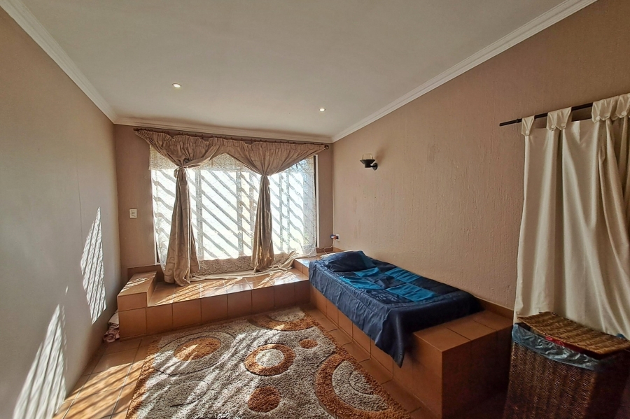 5 Bedroom Property for Sale in Rooihuiskraal Gauteng