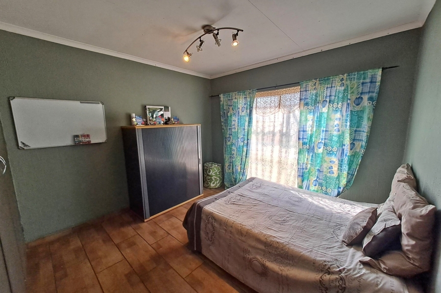 5 Bedroom Property for Sale in Rooihuiskraal Gauteng