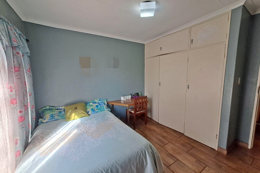 5 Bedroom Property for Sale in Rooihuiskraal Gauteng