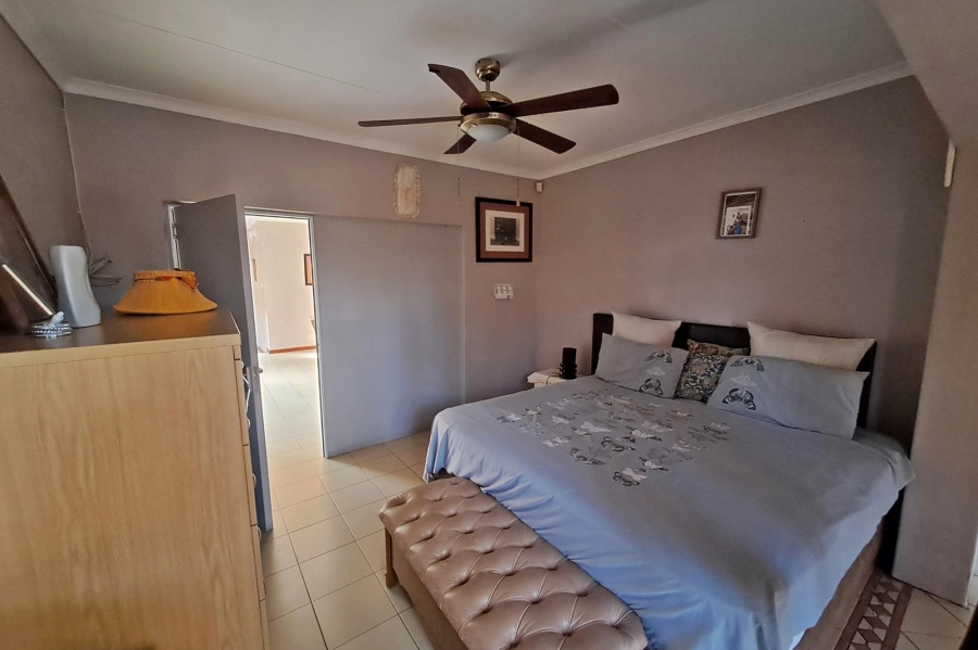 5 Bedroom Property for Sale in Rooihuiskraal Gauteng