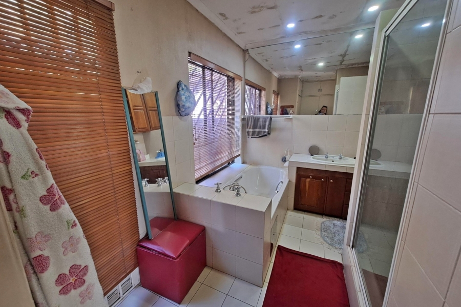 5 Bedroom Property for Sale in Rooihuiskraal Gauteng
