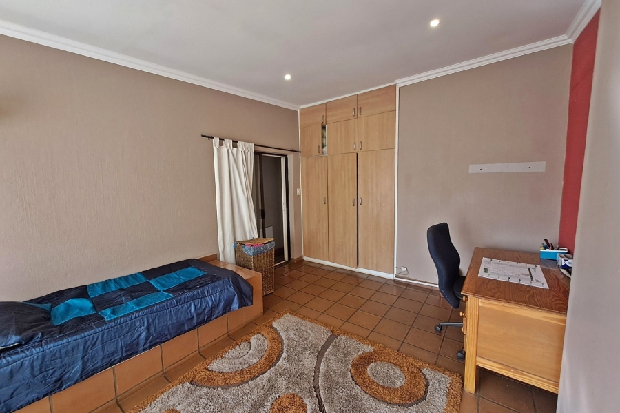 5 Bedroom Property for Sale in Rooihuiskraal Gauteng