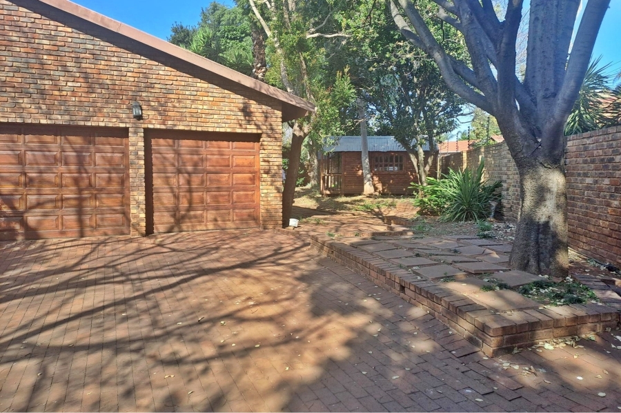 5 Bedroom Property for Sale in Rooihuiskraal Gauteng
