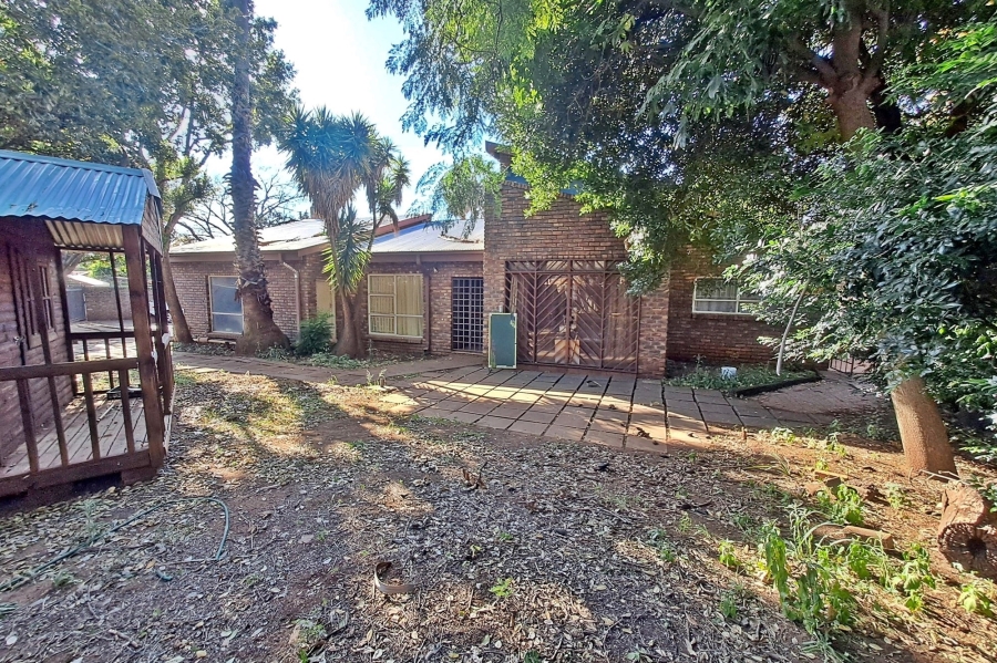 5 Bedroom Property for Sale in Rooihuiskraal Gauteng