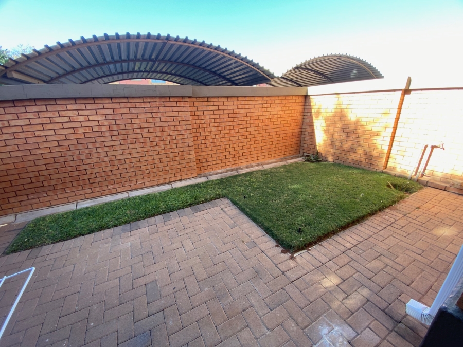 2 Bedroom Property for Sale in Andeon Gauteng