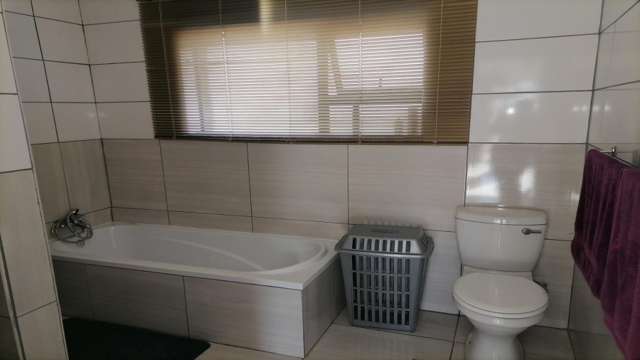 4 Bedroom Property for Sale in Lochvaal Gauteng