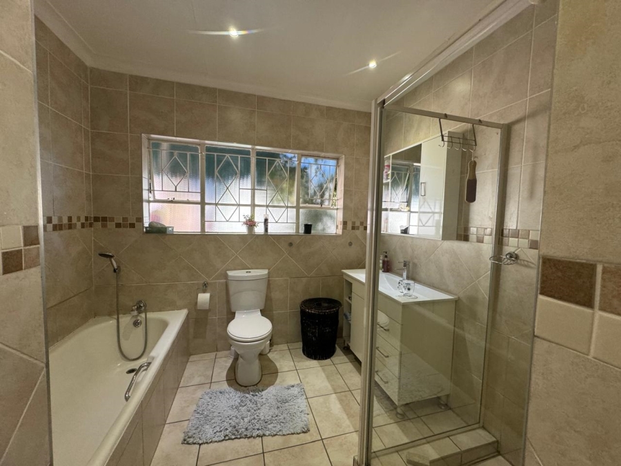 To Let 4 Bedroom Property for Rent in Parkhill Gardens Gauteng