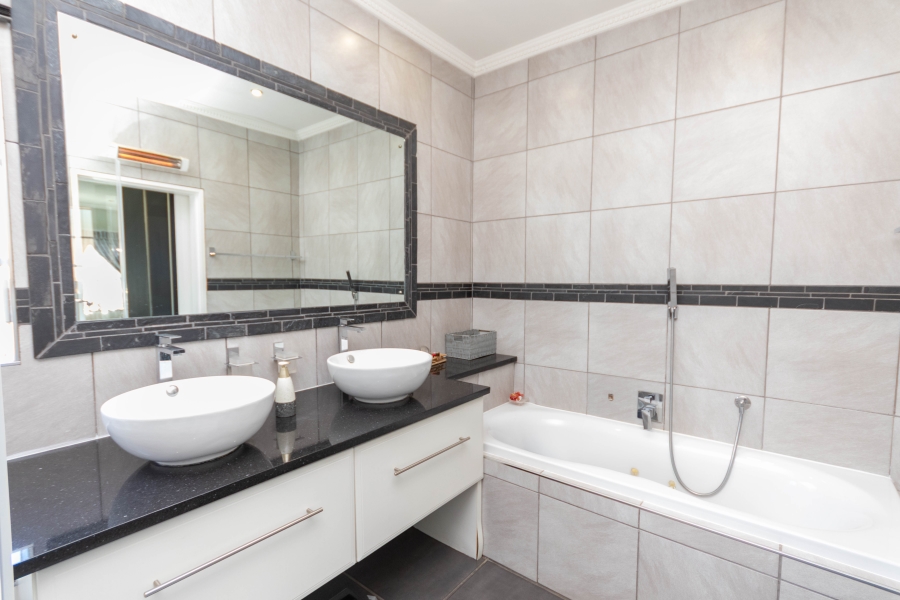 To Let 4 Bedroom Property for Rent in River Club Gauteng