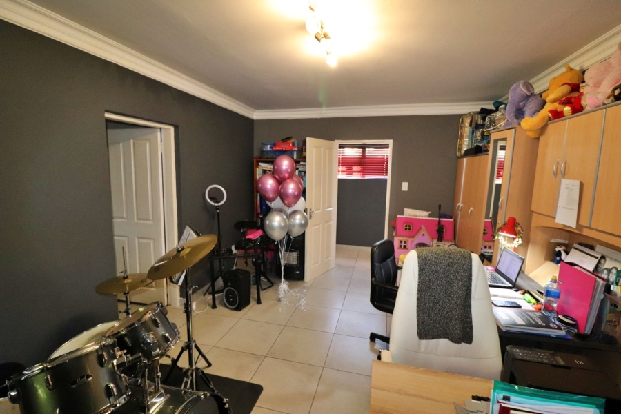 5 Bedroom Property for Sale in Edenvale Central Gauteng