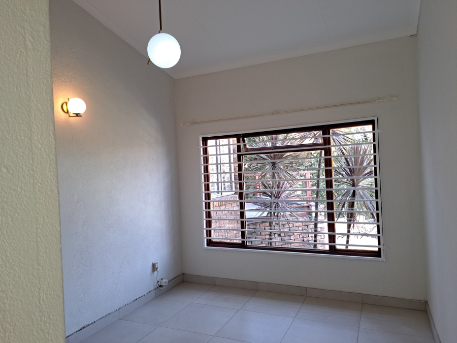To Let 4 Bedroom Property for Rent in Helderkruin Gauteng