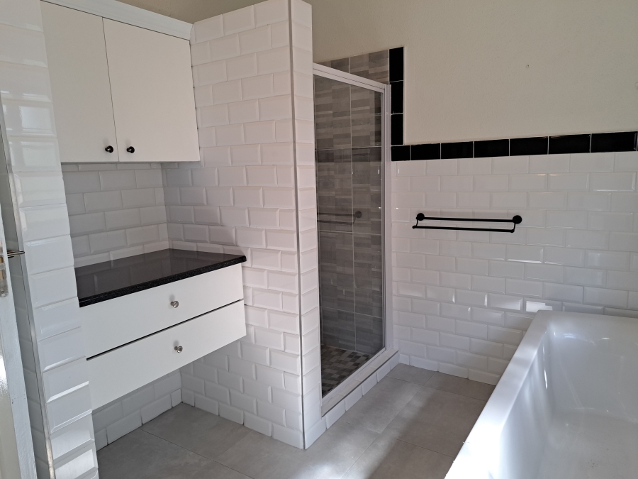 To Let 4 Bedroom Property for Rent in Helderkruin Gauteng