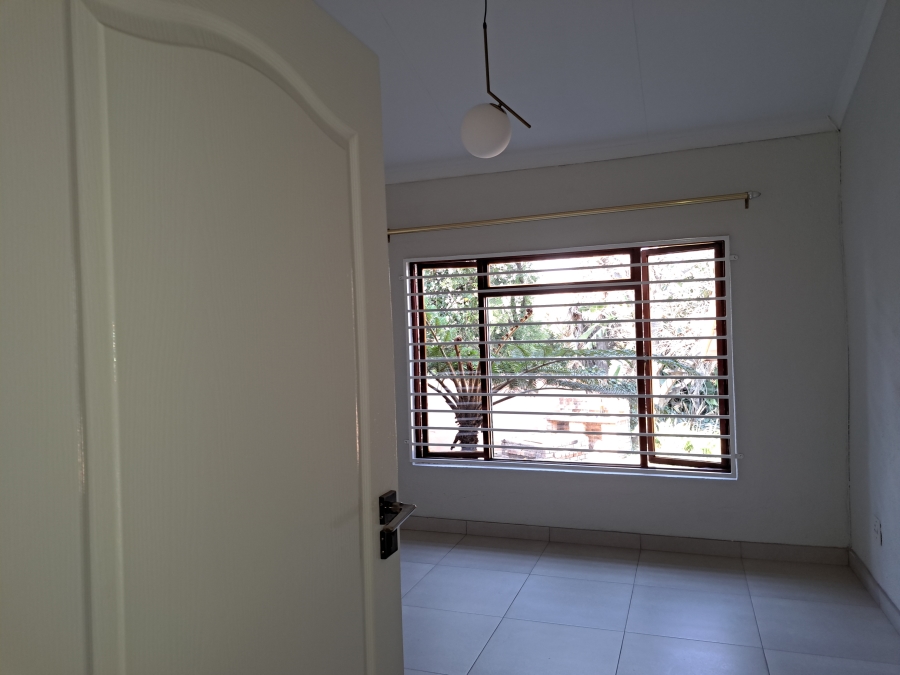 To Let 4 Bedroom Property for Rent in Helderkruin Gauteng