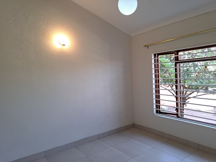 To Let 4 Bedroom Property for Rent in Helderkruin Gauteng