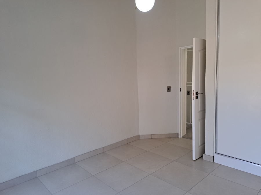 To Let 4 Bedroom Property for Rent in Helderkruin Gauteng