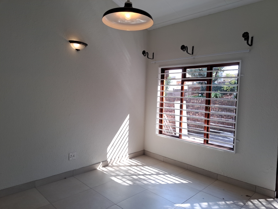 To Let 4 Bedroom Property for Rent in Helderkruin Gauteng