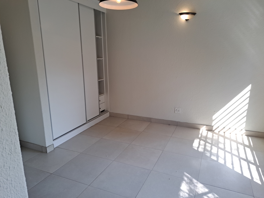 To Let 4 Bedroom Property for Rent in Helderkruin Gauteng