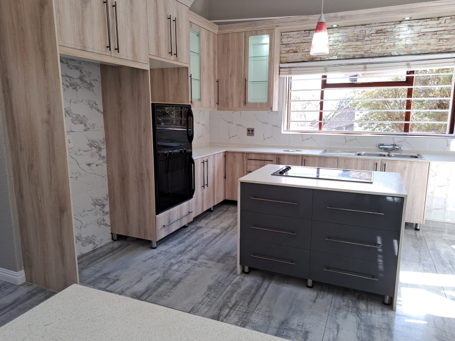 To Let 4 Bedroom Property for Rent in Helderkruin Gauteng
