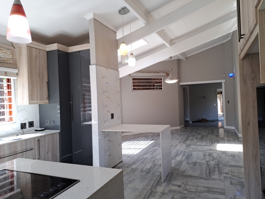 To Let 4 Bedroom Property for Rent in Helderkruin Gauteng