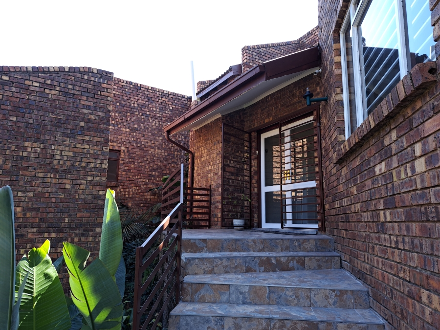 To Let 4 Bedroom Property for Rent in Helderkruin Gauteng