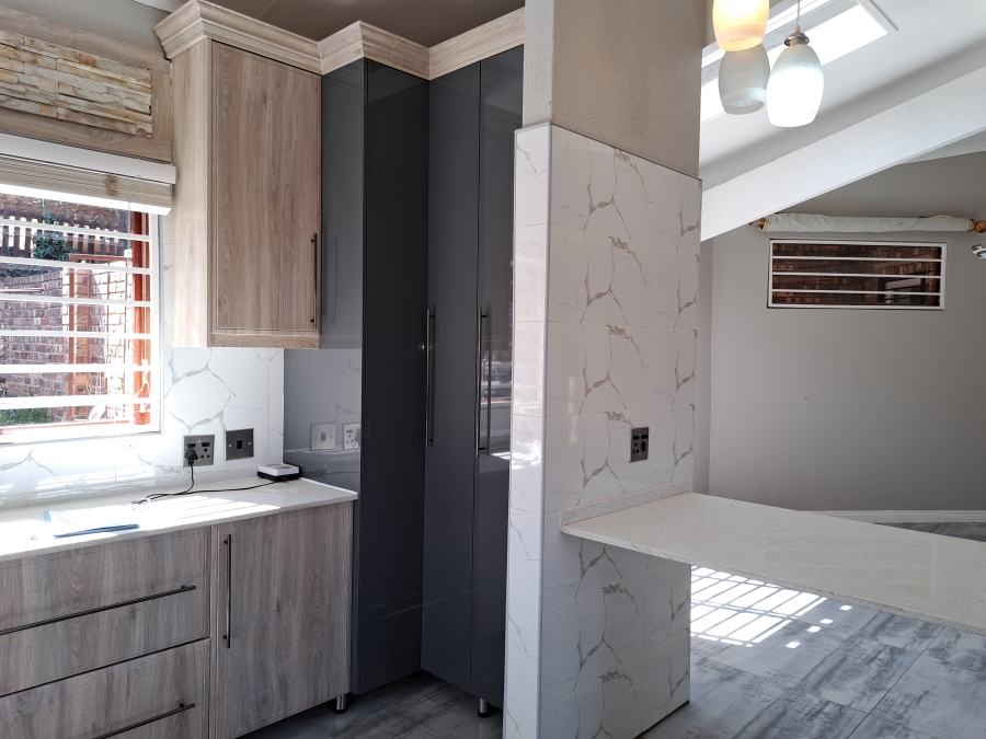 To Let 4 Bedroom Property for Rent in Helderkruin Gauteng