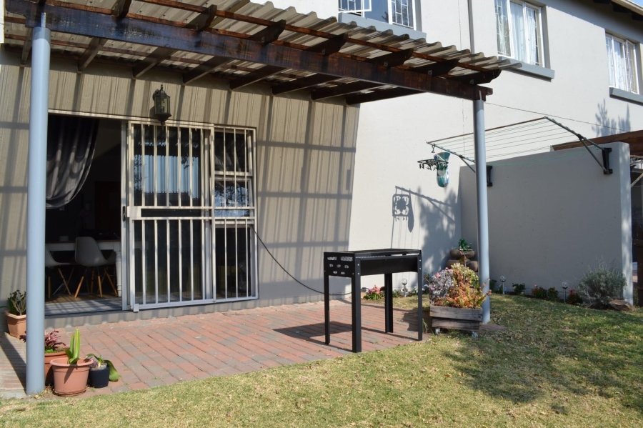 To Let 2 Bedroom Property for Rent in Greenstone Hill Gauteng