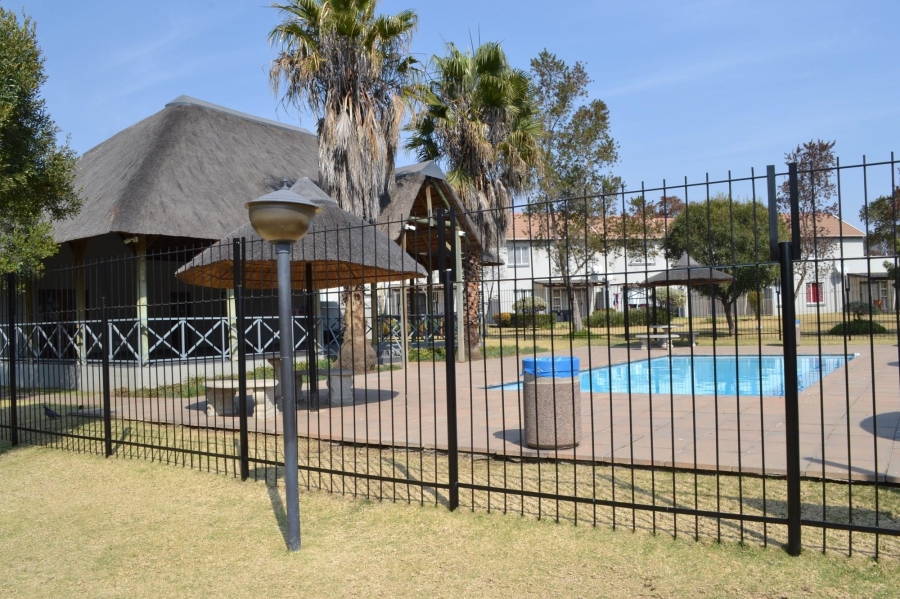 To Let 2 Bedroom Property for Rent in Greenstone Hill Gauteng