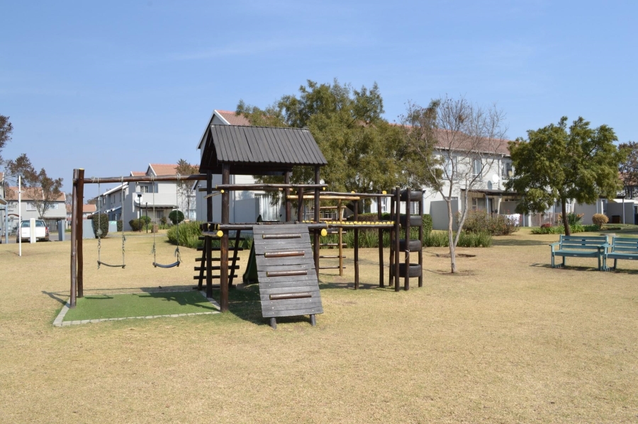 To Let 2 Bedroom Property for Rent in Greenstone Hill Gauteng