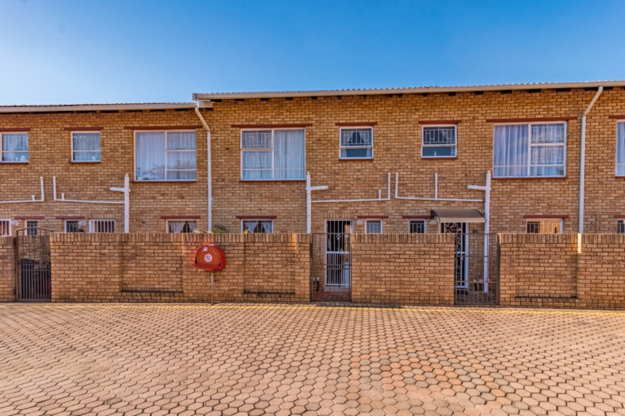 To Let 2 Bedroom Property for Rent in Noordheuwel Gauteng