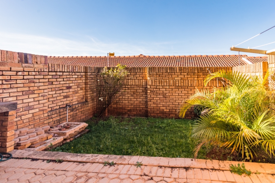 To Let 2 Bedroom Property for Rent in Noordheuwel Gauteng