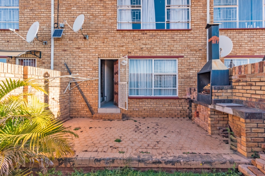To Let 2 Bedroom Property for Rent in Noordheuwel Gauteng